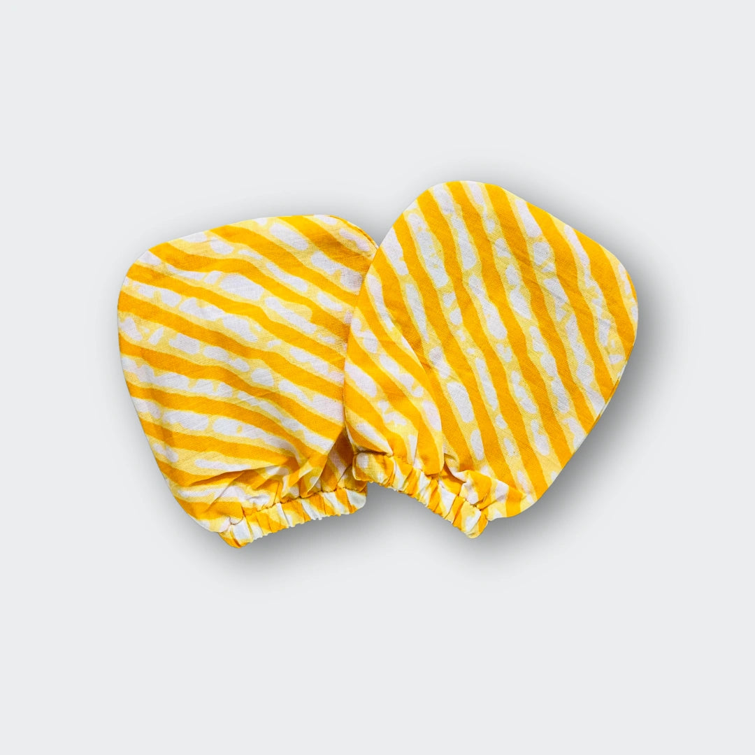 BownBee Pure Cotton Bandhani Printed Baby Gift Set Including Cap , Swaddle, Booties & Mittons