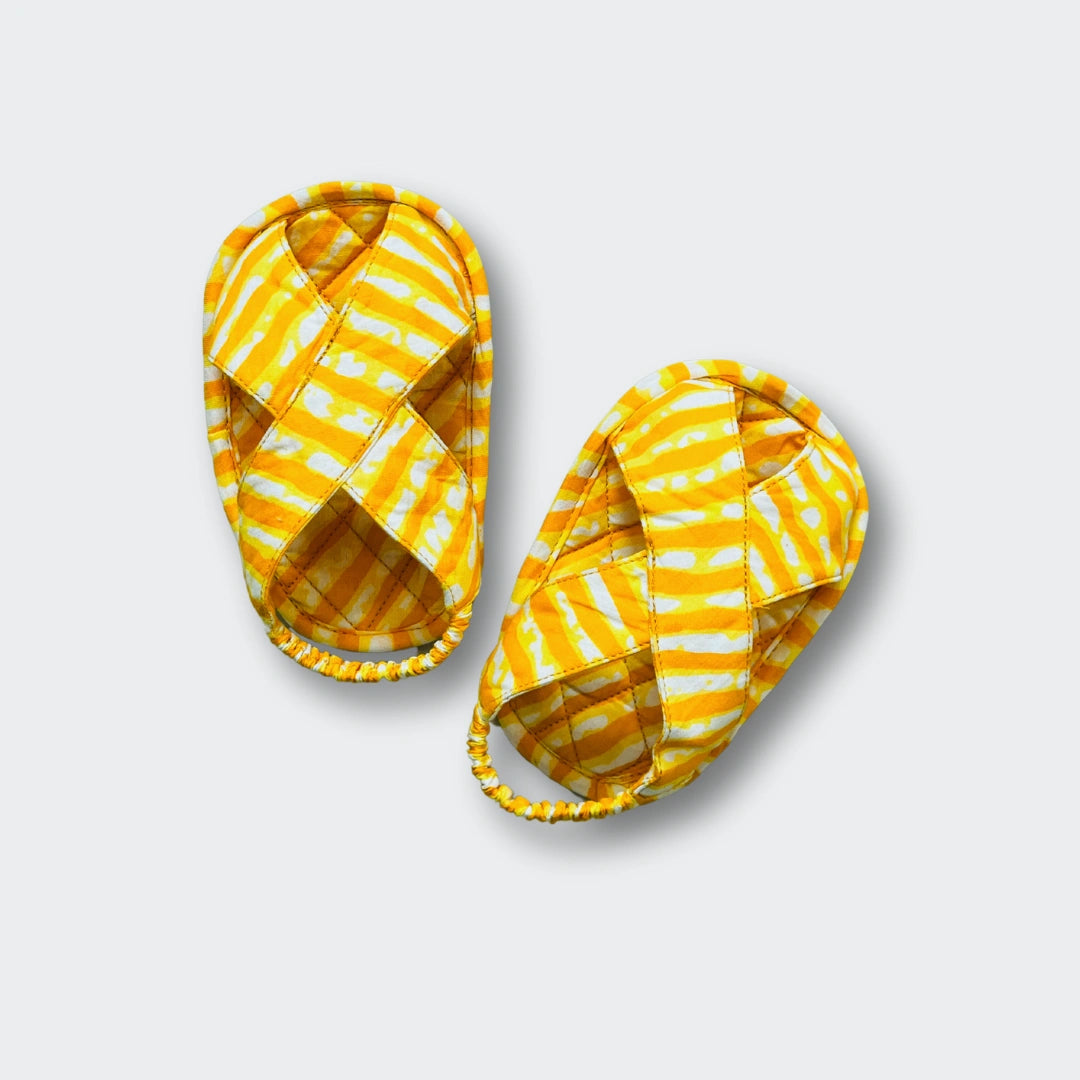 BownBee Pure Cotton Bandhani Printed Baby Gift Set Including Cap , Swaddle, Booties & Mittons
