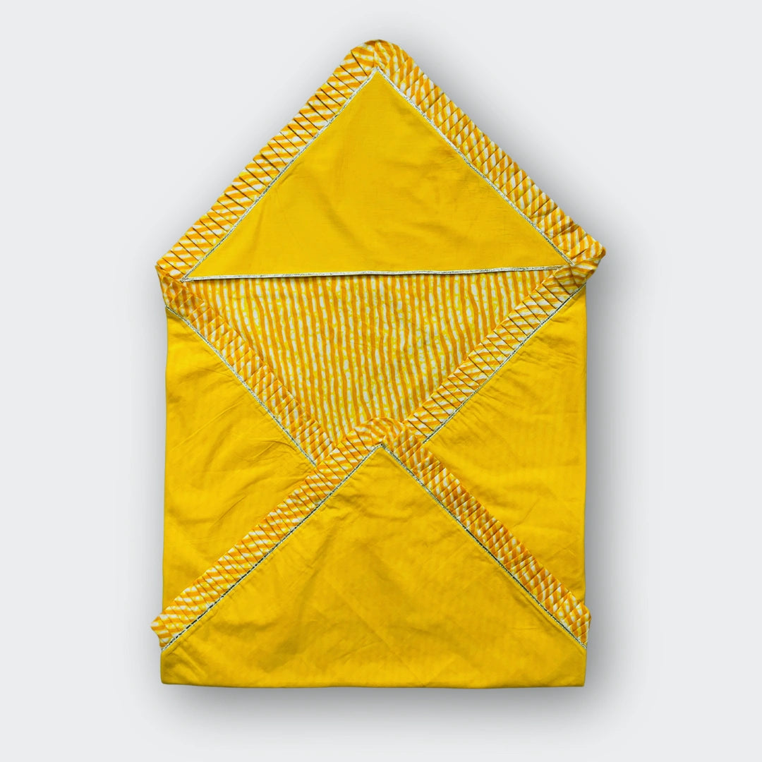BownBee Pure Cotton Bandhani Printed Baby Gift Set Including Cap , Swaddle, Booties & Mittons